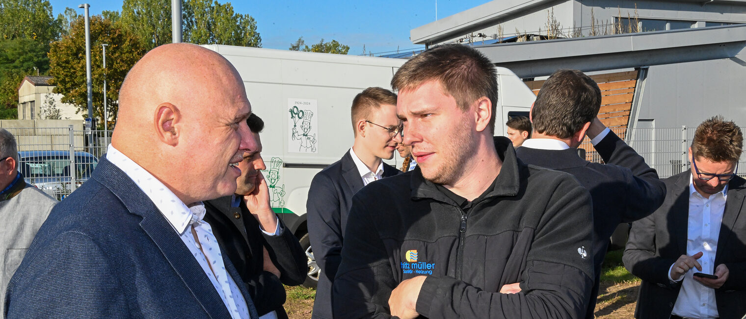Ingo Schnabel spricht mit einem seiner Mitarbeiter.