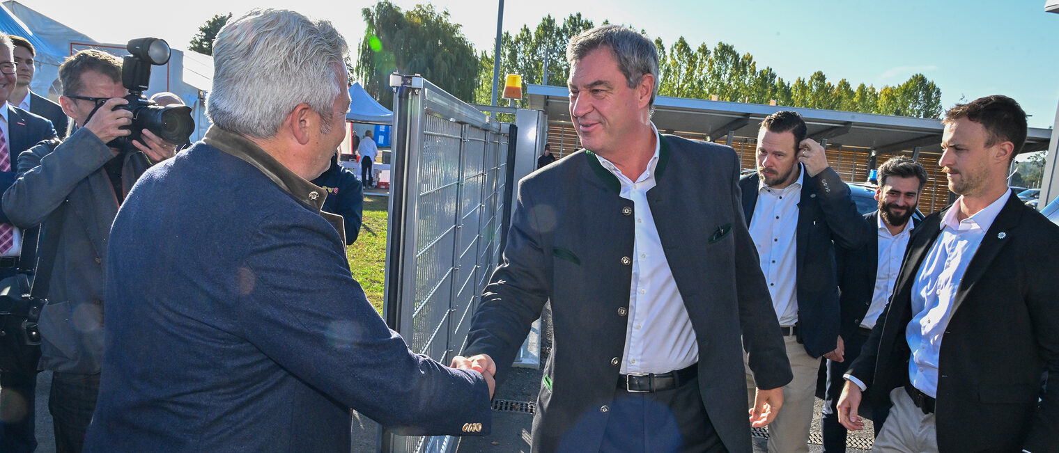 Matthias Graßmann schüttelt Markus Söder die Hand.