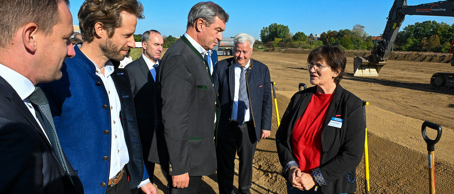 Markus Söder, Sebastian Niedermaier, Hubert Aiwanger und Matthias Graßmann hören Michaela Heimpel zu.