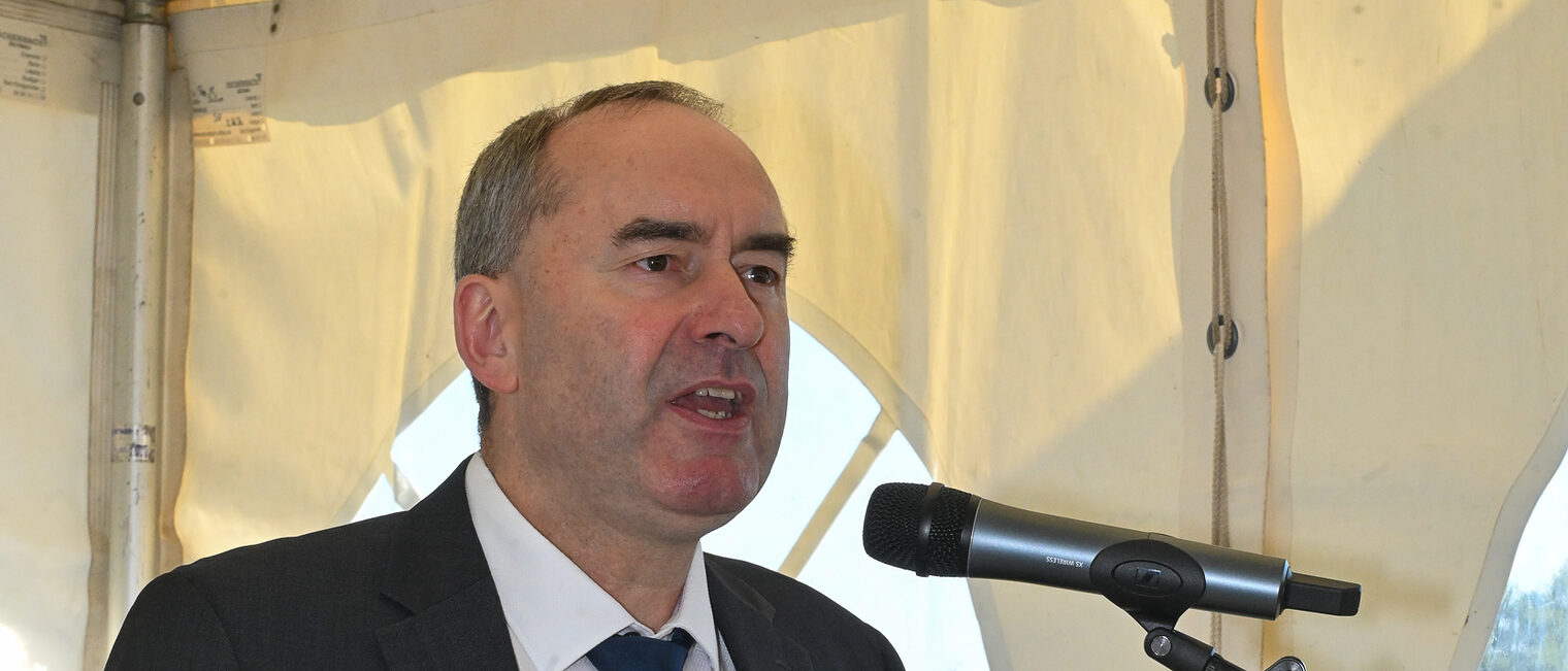 Hubert Aiwanger spricht am Rednerpult in ein Mikrofon.