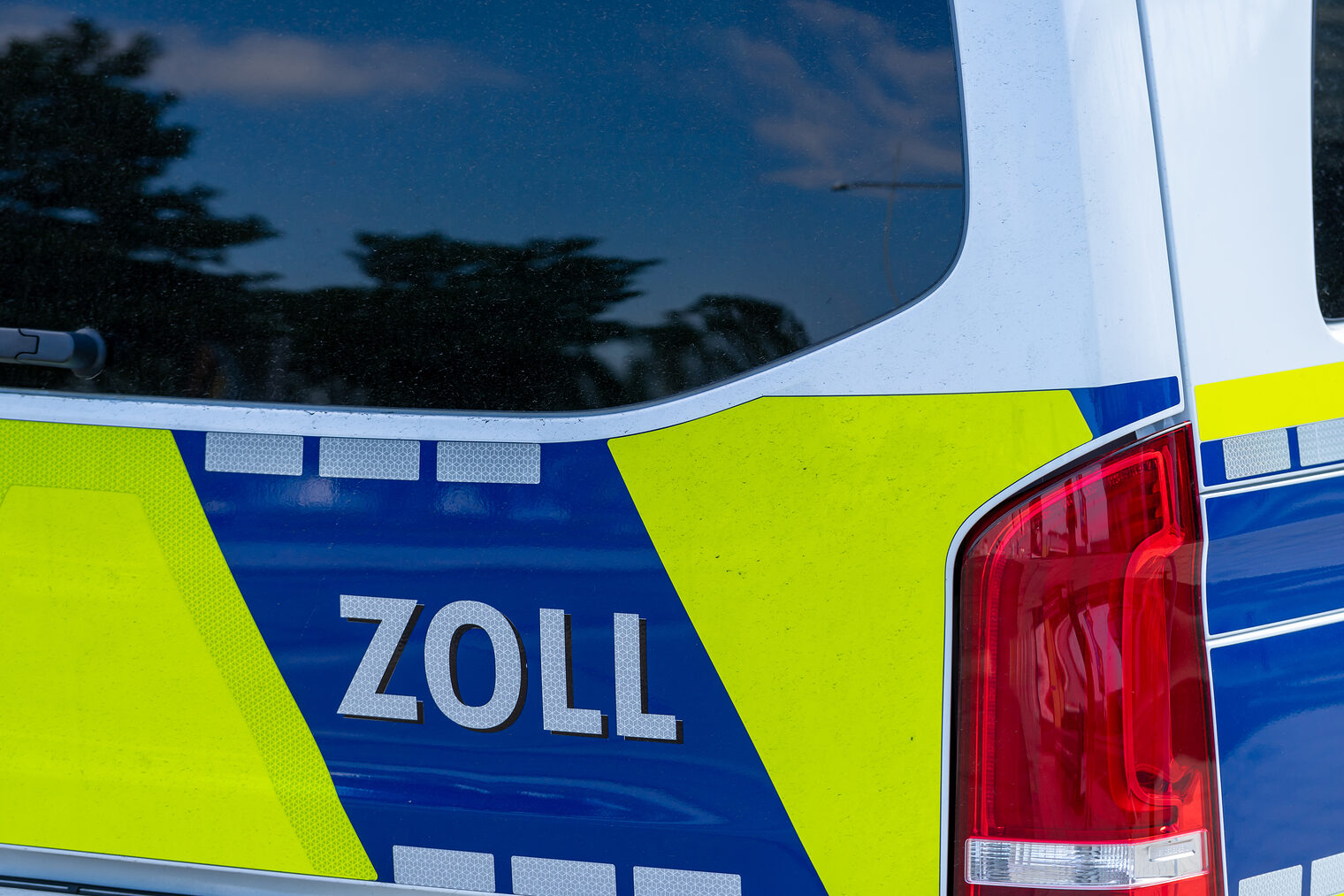 Nahaufnahme eines Zollautos mit Aufschrift Zoll