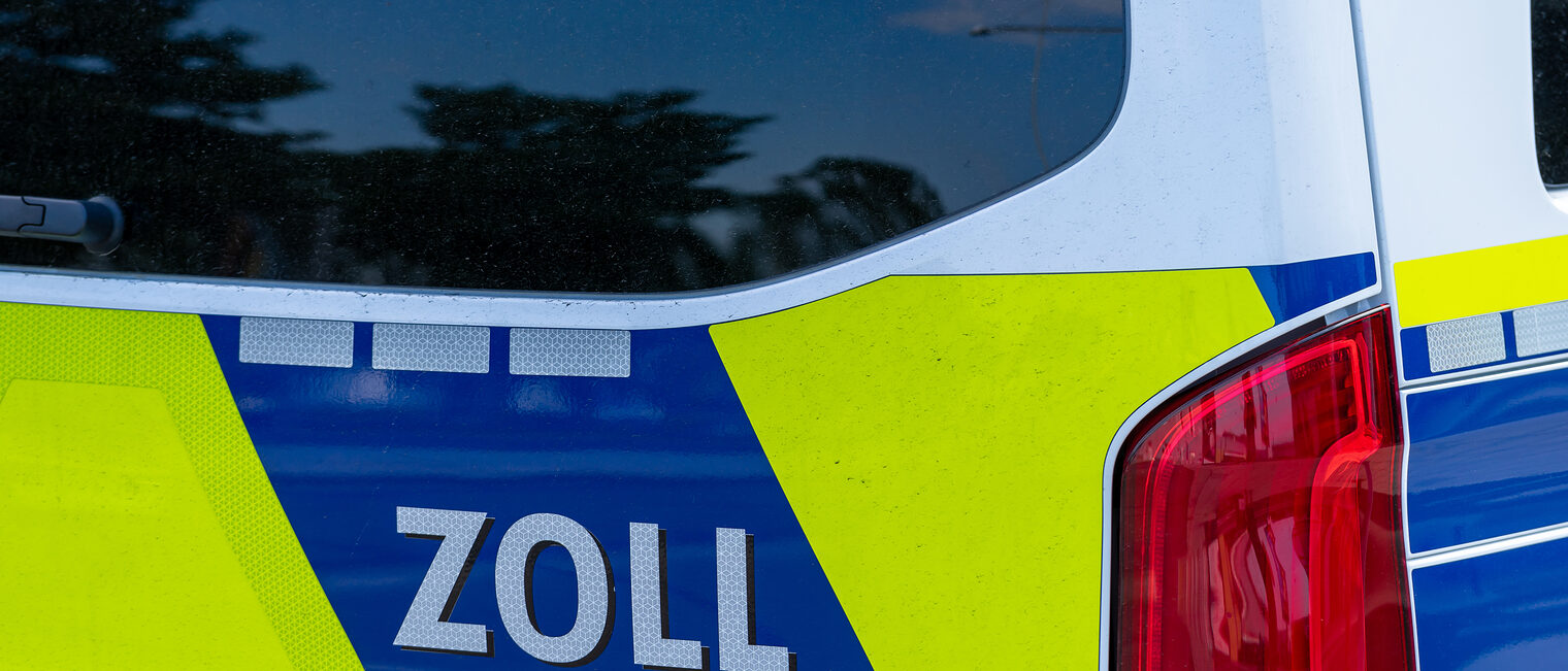 Nahaufnahme eines Zollautos mit Aufschrift Zoll