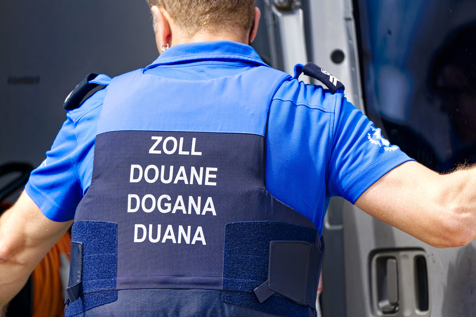 Nahaufnahme eines Zollbeamten mit Zollweste