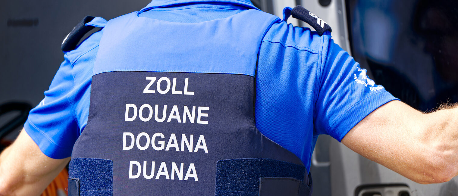Nahaufnahme eines Zollbeamten mit Zollweste