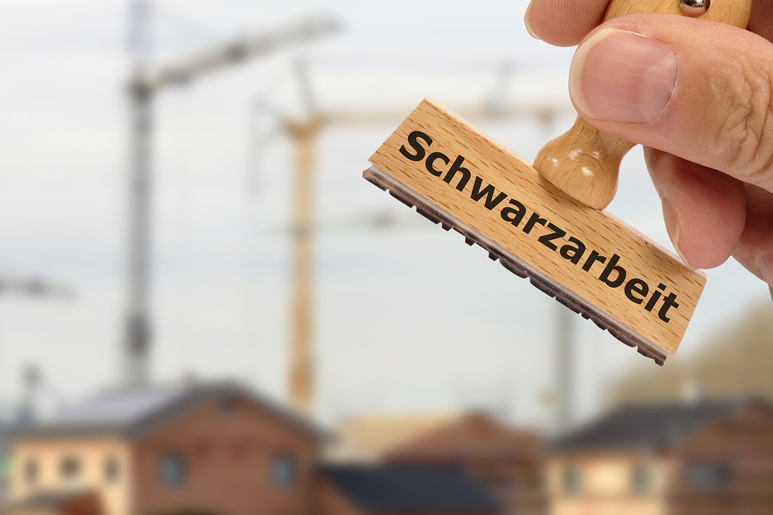Stempel mit Schwarzarbeit vor einer Baustelle