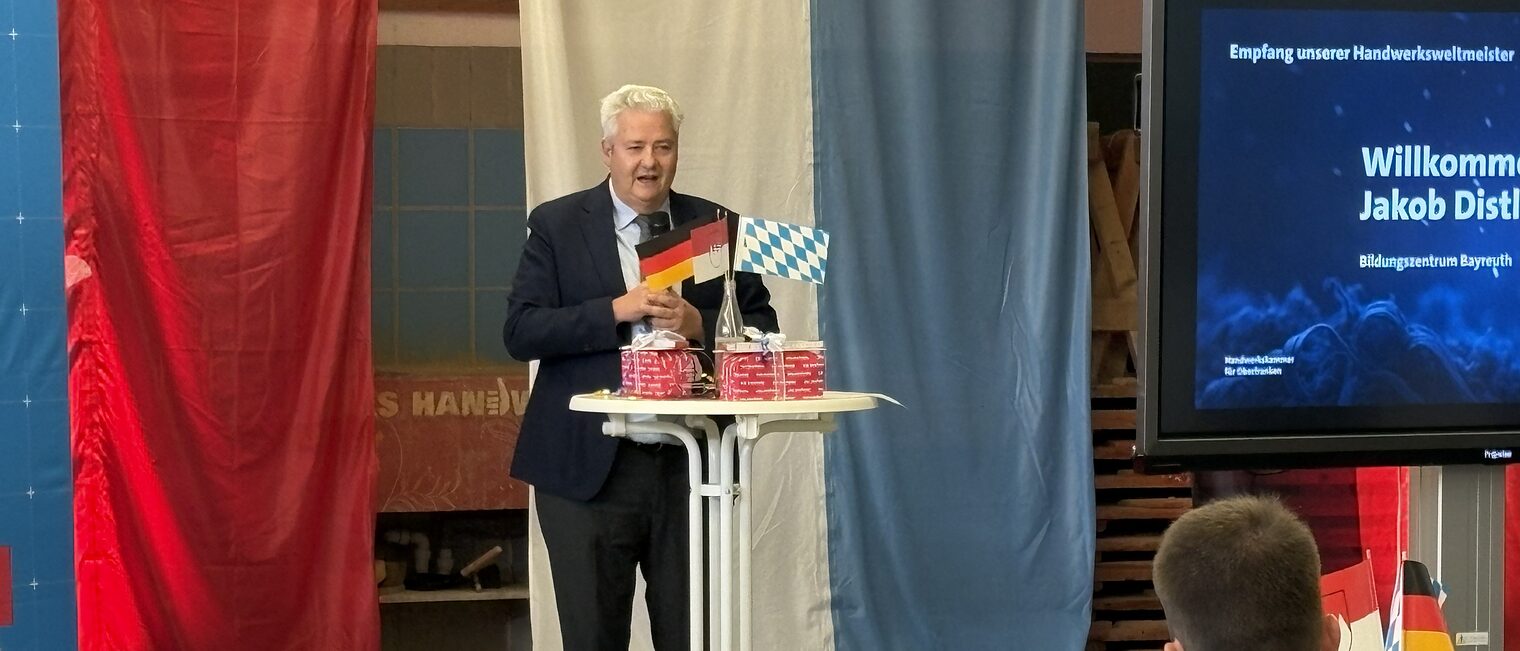 Matthias Graßmann hält eine Rede.