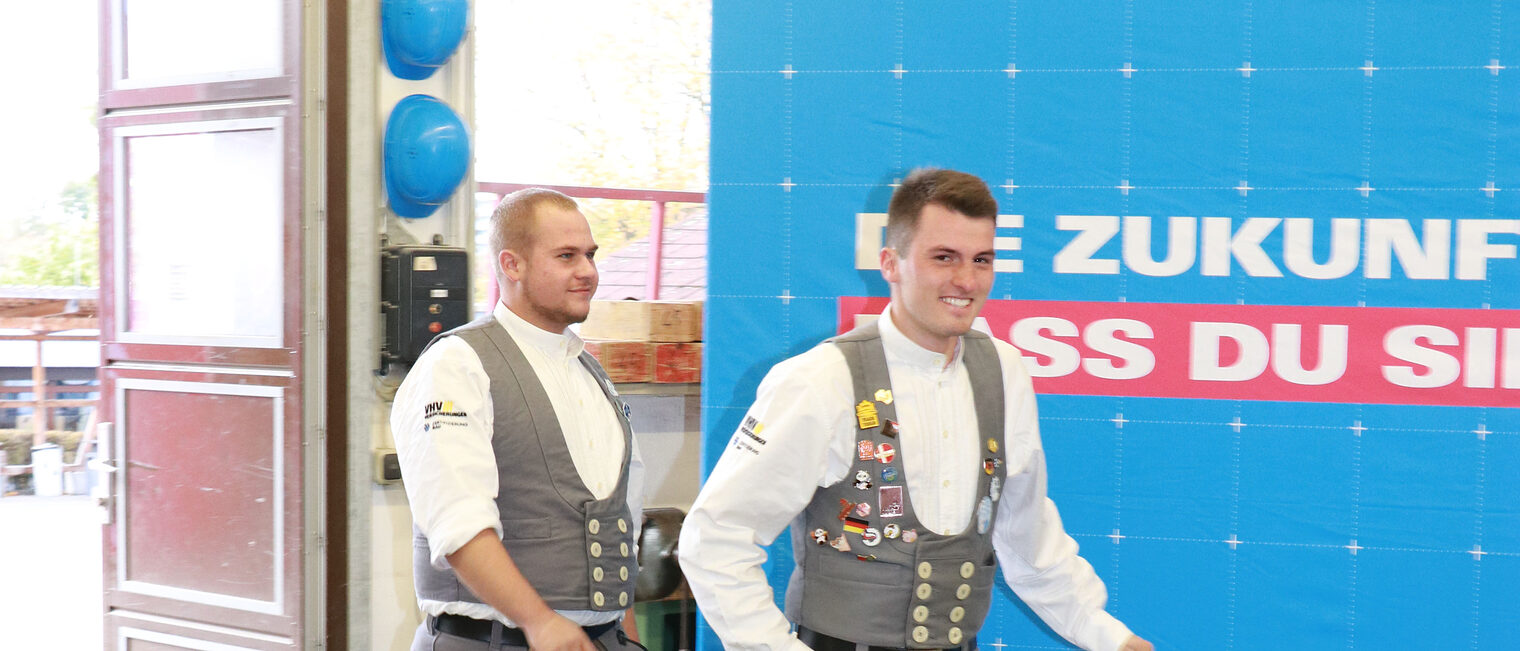 Jakob Distler und Tim Arnold betreten die Bauhalle.