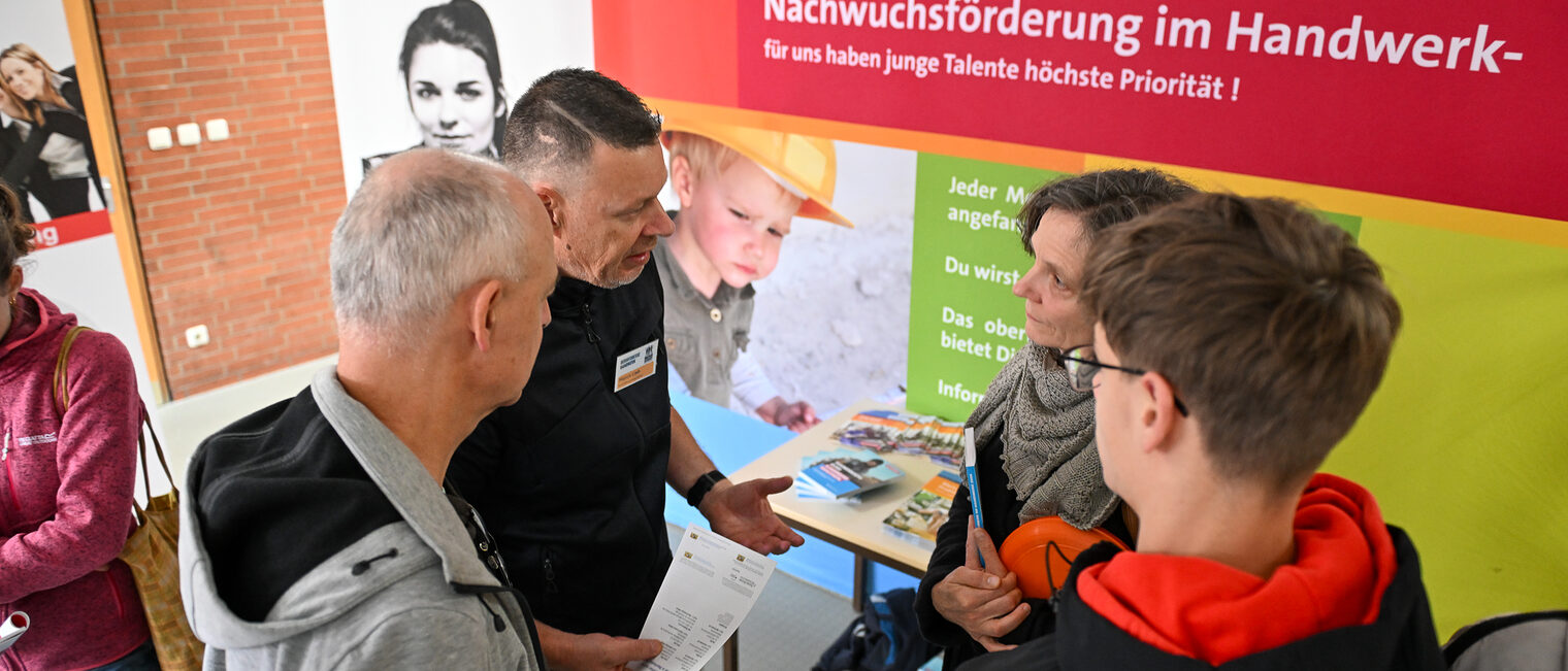 Jugendliche und ihre Eltern informieren sich am Stand der Nachwuchsförderung der HWK.
