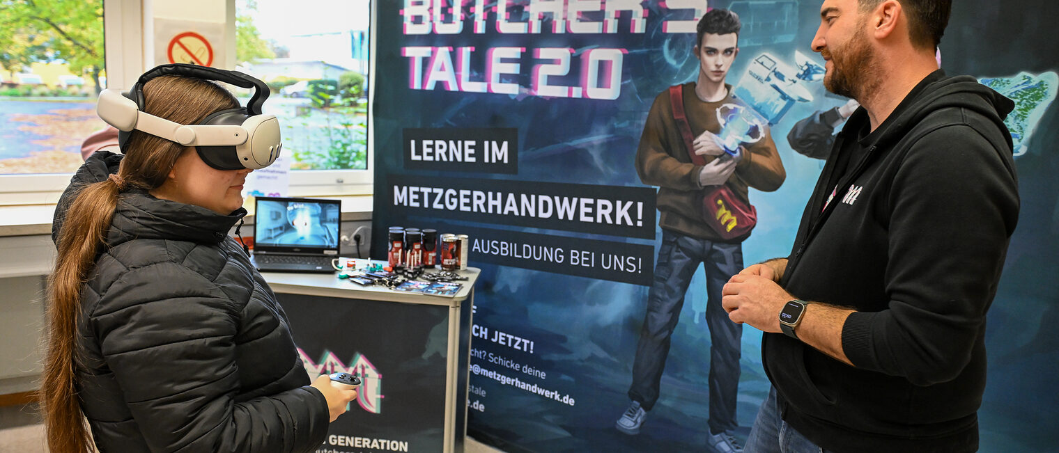 Eine Jugendliche mit VR-Brille übt digital Fleisch zu schneiden.