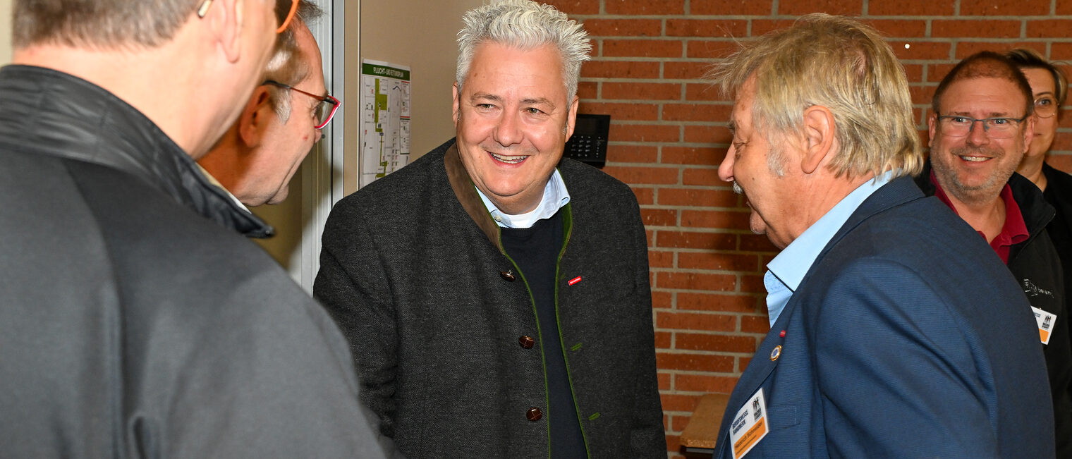 Matthias Graßmann unterhält sich mit Heinrich Schneider.