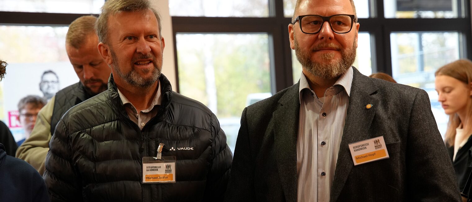 Michael Zeitler und Karl-Michael Hopf besuchen die Berufsmesse in Bayreuth.