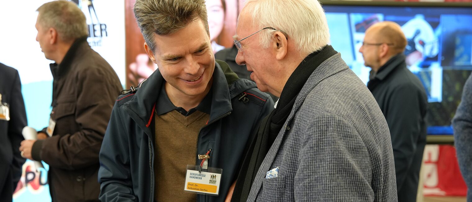 Sebastian Serfas unterhält sich mit Hans Schwender.