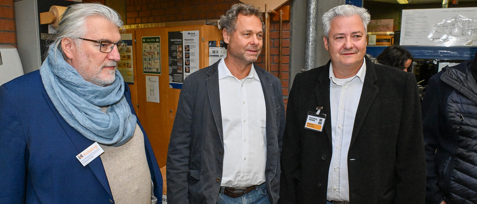 Andreas Pump und Matthias Graßmann sehen sich an einem Stand der Berufsmesse um.