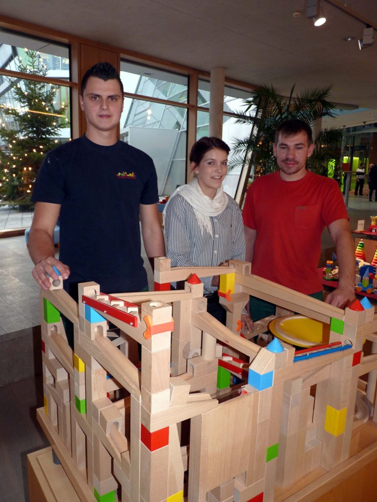 Gleich 3 Top- Nachwuchskräfte im Ausbildungsbetrieb Habermaaß in Bad Rodach. Ganz rechts im Bild ist der Bundessieger im Beruf Drechsler, Felix Beiersdörfer aus Crock. Im Bild links ist der ebenfalls bundesbeste Holzmechaniker Michael Schönemann und Bayerns beste Mediengestalterin, Nina Schmidt. Bild: Mathes. Gleich 3 Top- Nachwuchskräfte im Ausbildungsbetrieb Habermaaß in Bad Rodach. Ganz rechts im Bild ist der Bundessieger im Beruf Drechsler, Felix Beiersdörfer aus Crock. Im Bild links ist der ebenfalls bundesbeste Holzmechaniker Michael Schönemann und Bayerns beste Mediengestalterin, Nina Schmidt. Bild: Mathes.