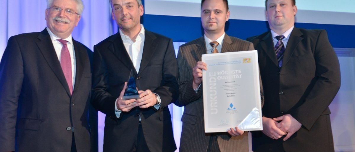 Bayerischer Qualitätspreis für die Zeck GmbH Scheßlitz: im Bild bei der Preisverleihung v.l. Staatsminister Martin Zeil, Geschäftsführer Michael Zeck, Dominic Drummer (QM- Beauftragter) und Georg Arnold (Werkstattmeister). Bild: Ministerium. Bayerischer Qualitätspreis für die Zeck GmbH Scheßlitz: im Bild bei der Preisverleihung v.l. Staatsminister Martin Zeil, Geschäftsführer Michael Zeck, Dominic Drummer (QM- Beauftragter) und Georg Arnold (Werkstattmeister). Bild: Ministerium.