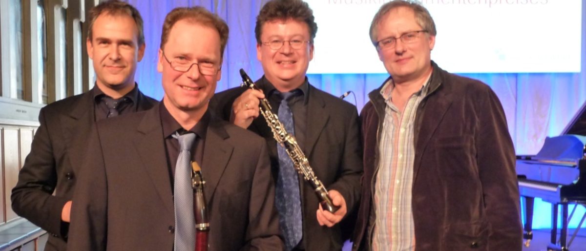 Deutscher Musikinstrumentenpreis: im Bild bei der Preisverleihung v. l. Ekkehard Sauer (Clarimonia), Jochen Seggelke (Inhaber Schwenk & Seggelke, Clarimonia), Bernhard Kösling (Clarimonia) und Eduard Nagel (Werkstattleiter bei Schwenk & Seggelke). Bild: Schwenk&Seggelke. Deutscher Musikinstrumentenpreis: im Bild bei der Preisverleihung v. l. Ekkehard Sauer (Clarimonia), Jochen Seggelke (Inhaber Schwenk & Seggelke, Clarimonia), Bernhard Kösling (Clarimonia) und Eduard Nagel (Werkstattleiter bei Schwenk & Seggelke). Bild: Schwenk&Seggelke.