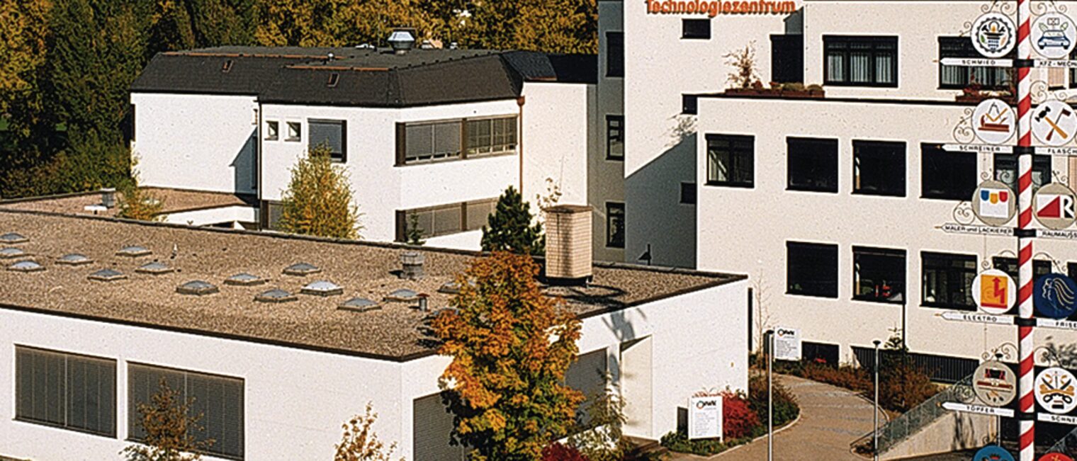 Berufsbildungs- und Technologiezentrum HofMühlstraße 1995028 HofTelefon: 0 92 81 / 72 63-0Telefax: 0 92 81 / 72 63-249E-Mail: btz-hof@hwk-oberfranken.de