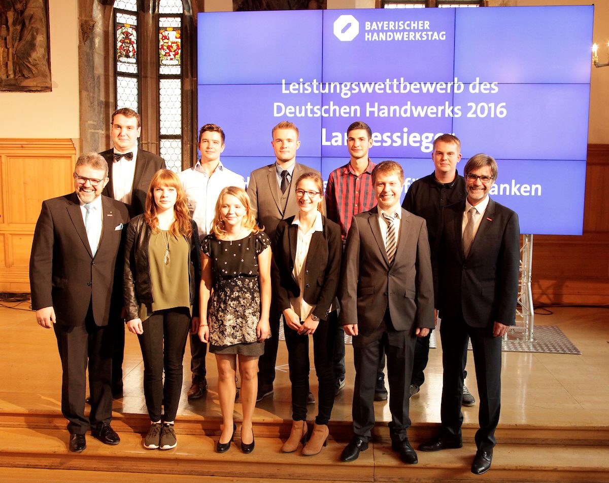 Hervorragende Bilanz: 12 Landessieger kommen aus Oberfranken. Im Bild von links: HWK-Präsident Thomas Zimmer, Simon Weisath, Anna-Lena Manthey, Jonas Höfner, Franziska Müller, Hannes Osswald, Luisa Wiesneth, Johannes Jahn, Sven Wölfel, Andreas Bobyk und Hauptgeschäftsführer Thomas Koller. Es fehlen: Carolin Schlund, Clemens Horn und Thomas Neubauer.