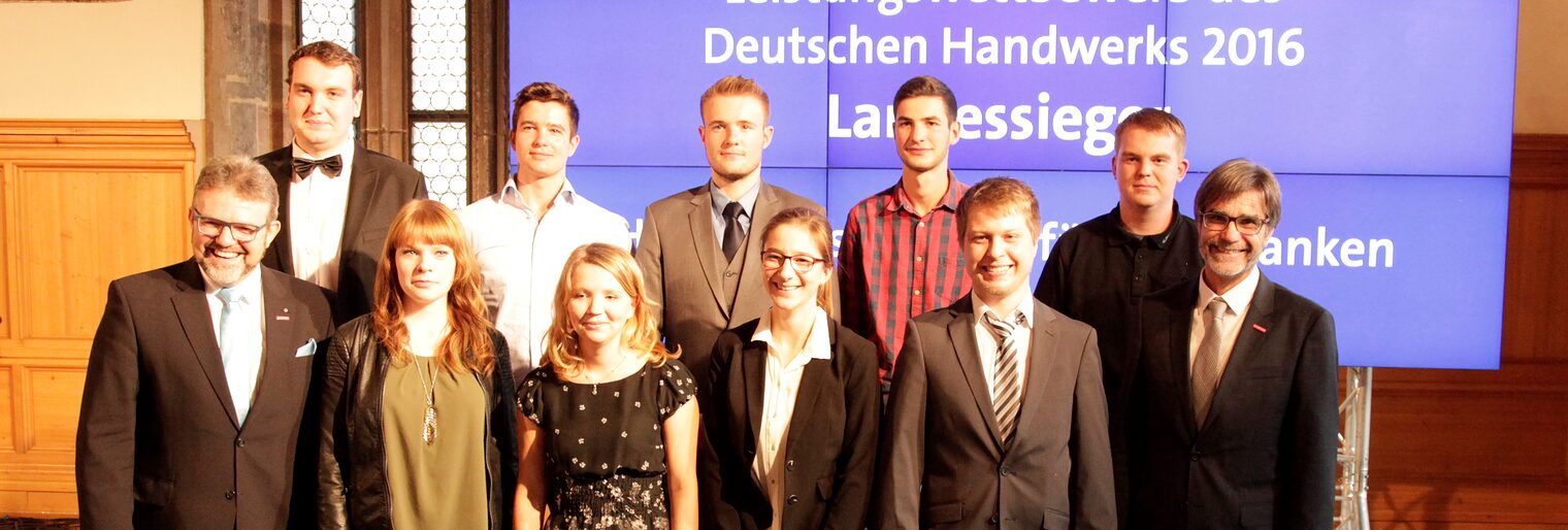 Hervorragende Bilanz: 12 Landessieger kommen aus Oberfranken. Im Bild von links: HWK-Präsident Thomas Zimmer, Simon Weisath, Anna-Lena Manthey, Jonas Höfner, Franziska Müller, Hannes Osswald, Luisa Wiesneth, Johannes Jahn, Sven Wölfel, Andreas Bobyk und Hauptgeschäftsführer Thomas Koller. Es fehlen: Carolin Schlund, Clemens Horn und Thomas Neubauer. Hervorragende Bilanz: 12 Landessieger kommen aus Oberfranken. Im Bild von links: HWK-Präsident Thomas Zimmer, Simon Weisath, Anna-Lena Manthey, Jonas Höfner, Franziska Müller, Hannes Osswald, Luisa Wiesneth, Johannes Jahn, Sven Wölfel, Andreas Bobyk und Hauptgeschäftsführer Thomas Koller. Es fehlen: Carolin Schlund, Clemens Horn und Thomas Neubauer.