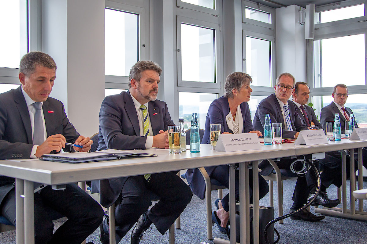 Im Juli letzten Jahres legten die Kammern gemeinsam mit der Stadt Bayreuth und der Uni Bayreuth ein Strukturprogramm auf, um den Verlust der Teilschließung der BAT in Bayreuth zielgerichtet abzufedern. V. l.: Rainer Beck, Geschäftsführer HWK, Thomas Zimmer, Präsident der HWK, Oberbürgermeisterin Brigitte Merk-Erbe, Prof. Dr. Stefan Leible, Präsident der Universität Bayreuth, Oliver Gießübel, Vizepräsident der IHK Bayreuth und Wolfram Brehm, Geschäftsführer der IHK Bayreuth.