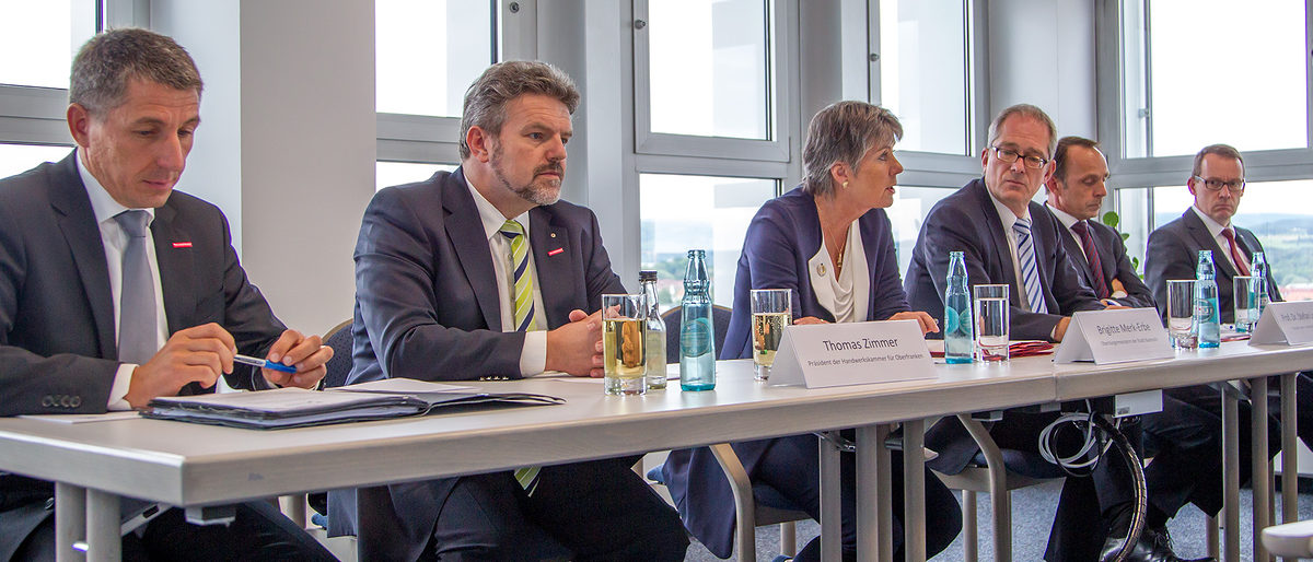 Im Juli letzten Jahres legten die Kammern gemeinsam mit der Stadt Bayreuth und der Uni Bayreuth ein Strukturprogramm auf, um den Verlust der Teilschließung der BAT in Bayreuth zielgerichtet abzufedern. V. l.: Rainer Beck, Geschäftsführer HWK, Thomas Zimmer, Präsident der HWK, Oberbürgermeisterin Brigitte Merk-Erbe, Prof. Dr. Stefan Leible, Präsident der Universität Bayreuth, Oliver Gießübel, Vizepräsident der IHK Bayreuth und Wolfram Brehm, Geschäftsführer der IHK Bayreuth. Im Juli letzten Jahres legten die Kammern gemeinsam mit der Stadt Bayreuth und der Uni Bayreuth ein Strukturprogramm auf, um den Verlust der Teilschließung der BAT in Bayreuth zielgerichtet abzufedern. V. l.: Rainer Beck, Geschäftsführer HWK, Thomas Zimmer, Präsident der HWK, Oberbürgermeisterin Brigitte Merk-Erbe, Prof. Dr. Stefan Leible, Präsident der Universität Bayreuth, Oliver Gießübel, Vizepräsident der IHK Bayreuth und Wolfram Brehm, Geschäftsführer der IHK Bayreuth.