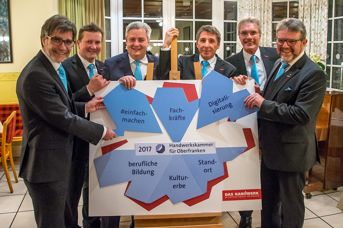 Hauptgeschäftsführer Thomas Koller, die Vize-Präsidenten Karl-Peter Wittig und Matthias Graßmann, die Geschäftsführer Rainer Beck und Dr. Bernd Sauer und Präsident Thomas Zimmer stellen die sechs Themen vor, die die HWK für Oberfranken 2017 vorantreiben wird. Hauptgeschäftsführer Thomas Koller, die Vize-Präsidenten Karl-Peter Wittig und Matthias Graßmann, die Geschäftsführer Rainer Beck und Dr. Bernd Sauer und Präsident Thomas Zimmer stellen die sechs Themen vor, die die HWK für Oberfranken 2017 vorantreiben wird.