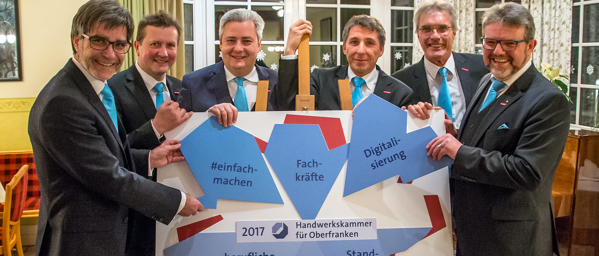 Hauptgeschäftsführer Thomas Koller, die Vize-Präsidenten Karl-Peter Wittig und Matthias Graßmann, die Geschäftsführer Rainer Beck und Dr. Bernd Sauer und Präsident Thomas Zimmer stellen die sechs Themen vor, die die HWK für Oberfranken 2017 vorantreiben wird. Hauptgeschäftsführer Thomas Koller, die Vize-Präsidenten Karl-Peter Wittig und Matthias Graßmann, die Geschäftsführer Rainer Beck und Dr. Bernd Sauer und Präsident Thomas Zimmer stellen die sechs Themen vor, die die HWK für Oberfranken 2017 vorantreiben wird.