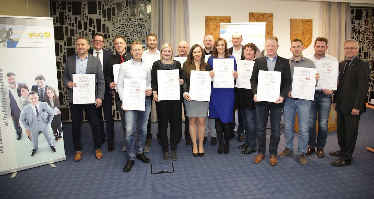 Stolz auf das Zeugnis und die eigene Leistung: Die frisch gebackenen Geprüften Betriebswirtinnen und Betriebswirte (HwO), die von Ralf Neuber (2. von links) und Peter Schirmer (rechts) ihre Zeugnisse überreicht bekamen. Stolz auf das Zeugnis und die eigene Leistung: Die frisch gebackenen Geprüften Betriebswirtinnen und Betriebswirte (HwO), die von Ralf Neuber (2. von links) und Peter Schirmer (rechts) ihre Zeugnisse überreicht bekamen.