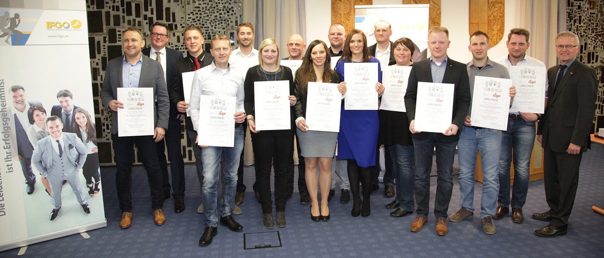 Stolz auf das Zeugnis und die eigene Leistung: Die frisch gebackenen Geprüften Betriebswirtinnen und Betriebswirte (HwO), die von Ralf Neuber (2. von links) und Peter Schirmer (rechts) ihre Zeugnisse überreicht bekamen. Stolz auf das Zeugnis und die eigene Leistung: Die frisch gebackenen Geprüften Betriebswirtinnen und Betriebswirte (HwO), die von Ralf Neuber (2. von links) und Peter Schirmer (rechts) ihre Zeugnisse überreicht bekamen.