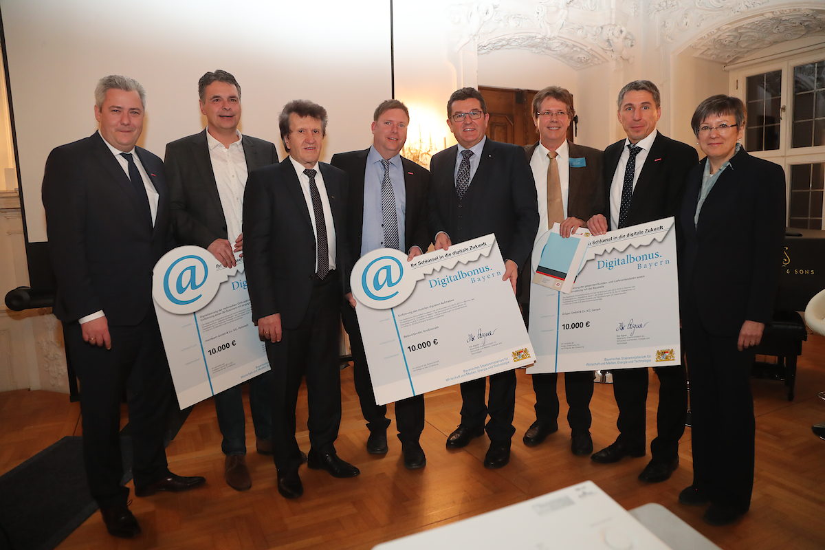 Unter den ersten Unternehmen aus Oberfranken, die durch den Digitalbonus gefördert werden, sind auch Handwerksbetriebe. Bei der Bescheid-Übergabe in Kloster Banz freuten sich HWK-Vizepräsident Matthias Graßmann, Jürgen Starke, Prokurist der mediteam GmbH & Co.KG Hallstadt, IHK zu Coburg-Präsident Friedrich Herdan, Jens Beland (Geschäftsführer der Beland GmbH, Großheirath, und HWK-Vorstandsmitglied), Wirtschaftsstaatssekretär Franz Josef Pschierer, Ralf Gröger (Geschäftsführer der Gröger GmbH & Co.KG, Gerach), HWK-Geschäftsführer Rainer Beck und Oberfrankens Regierungspräsidentin Heidrun Piwernetz (von links). Unter den ersten Unternehmen aus Oberfranken, die durch den Digitalbonus gefördert werden, sind auch Handwerksbetriebe. Bei der Bescheid-Übergabe in Kloster Banz freuten sich HWK-Vizepräsident Matthias Graßmann, Jürgen Starke, Prokurist der mediteam GmbH & Co.KG Hallstadt, IHK zu Coburg-Präsident Friedrich Herdan, Jens Beland (Geschäftsführer der Beland GmbH, Großheirath, und HWK-Vorstandsmitglied), Wirtschaftsstaatssekretär Franz Josef Pschierer, Ralf Gröger (Geschäftsführer der Gröger GmbH & Co.KG, Gerach), HWK-Geschäftsführer Rainer Beck und Oberfrankens Regierungspräsidentin Heidrun Piwernetz (von links).