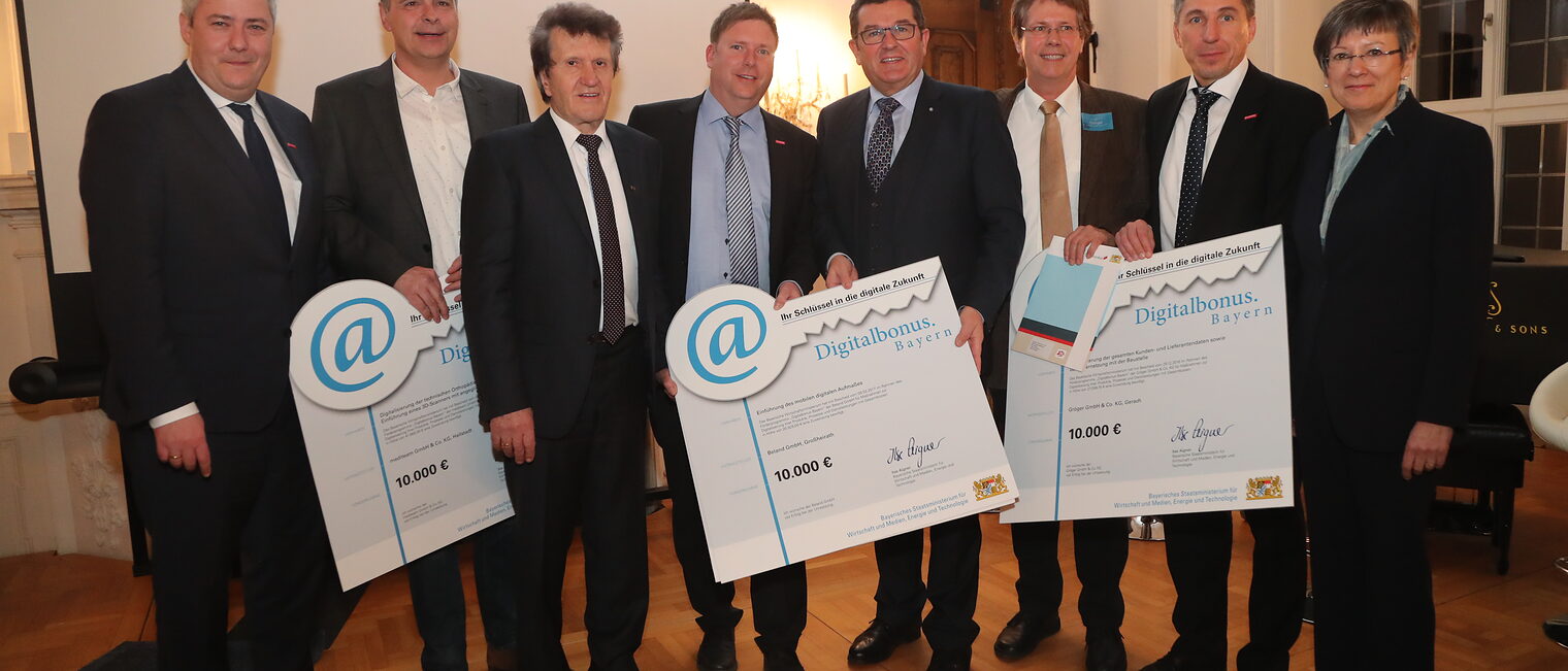 Unter den ersten Unternehmen aus Oberfranken, die durch den Digitalbonus gefördert werden, sind auch Handwerksbetriebe. Bei der Bescheid-Übergabe in Kloster Banz freuten sich HWK-Vizepräsident Matthias Graßmann, Jürgen Starke, Prokurist der mediteam GmbH & Co.KG Hallstadt, IHK zu Coburg-Präsident Friedrich Herdan, Jens Beland (Geschäftsführer der Beland GmbH, Großheirath, und HWK-Vorstandsmitglied), Wirtschaftsstaatssekretär Franz Josef Pschierer, Ralf Gröger (Geschäftsführer der Gröger GmbH & Co.KG, Gerach), HWK-Geschäftsführer Rainer Beck und Oberfrankens Regierungspräsidentin Heidrun Piwernetz (von links). Unter den ersten Unternehmen aus Oberfranken, die durch den Digitalbonus gefördert werden, sind auch Handwerksbetriebe. Bei der Bescheid-Übergabe in Kloster Banz freuten sich HWK-Vizepräsident Matthias Graßmann, Jürgen Starke, Prokurist der mediteam GmbH & Co.KG Hallstadt, IHK zu Coburg-Präsident Friedrich Herdan, Jens Beland (Geschäftsführer der Beland GmbH, Großheirath, und HWK-Vorstandsmitglied), Wirtschaftsstaatssekretär Franz Josef Pschierer, Ralf Gröger (Geschäftsführer der Gröger GmbH & Co.KG, Gerach), HWK-Geschäftsführer Rainer Beck und Oberfrankens Regierungspräsidentin Heidrun Piwernetz (von links).