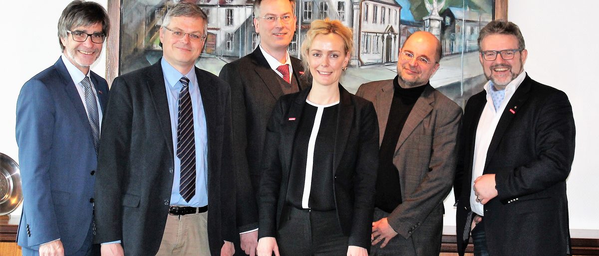 Im Bild von links HWK- Hauptgeschäftsführer Thomas Koller, Prof. Dr. Markus Möstl, Direktor der Forschungsstelle für Deutsches und Europäisches Lebensmittelrecht der Uni Bayreuth und Inhaber des Lehrstuhls Öffentliches Recht II, Dirk Palige, Geschäftsführer des Zentralverbands des Deutschen Handwerks (ZDH), Dr. jur. Manja Schreiner, Leiterin Abteilung Organisation und Recht beim ZDH, Prof. Dr. Heinrich Amadeus Wolff, Lehrstuhl für öffentliches Recht der Universität Bayreuth und HWK- Präsident Thomas Zimmer. Im Bild von links HWK- Hauptgeschäftsführer Thomas Koller, Prof. Dr. Markus Möstl, Direktor der Forschungsstelle für Deutsches und Europäisches Lebensmittelrecht der Uni Bayreuth und Inhaber des Lehrstuhls Öffentliches Recht II, Dirk Palige, Geschäftsführer des Zentralverbands des Deutschen Handwerks (ZDH), Dr. jur. Manja Schreiner, Leiterin Abteilung Organisation und Recht beim ZDH, Prof. Dr. Heinrich Amadeus Wolff, Lehrstuhl für öffentliches Recht der Universität Bayreuth und HWK- Präsident Thomas Zimmer.