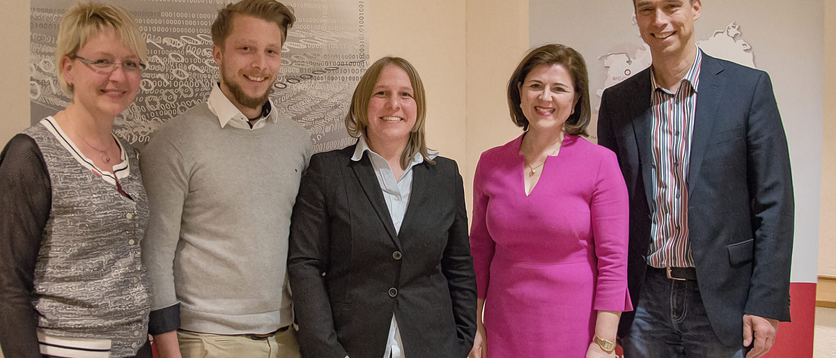 Stellten gemeinsam eine erfolgreiche Fachveranstaltung auf die Beine: Cornelia Bachstein (Projektmitarbeiterin Kompetenzzentrum Digitales Handwerk Süd), Florian Köhn von der Metzgerei Max aus Hof, Johanna Erlbacher (Kompetenzzentrum Digitales Handwerk Süd), Prof. Dr. Beatrix Weber und Prof. Dr. Andreas Henrich (von links). KDH, "Kompetenzzentrum Digitales Handwerk", Online-Marketing, Online-Recht, Weber, Henrich, Erlbacher, Bachstein