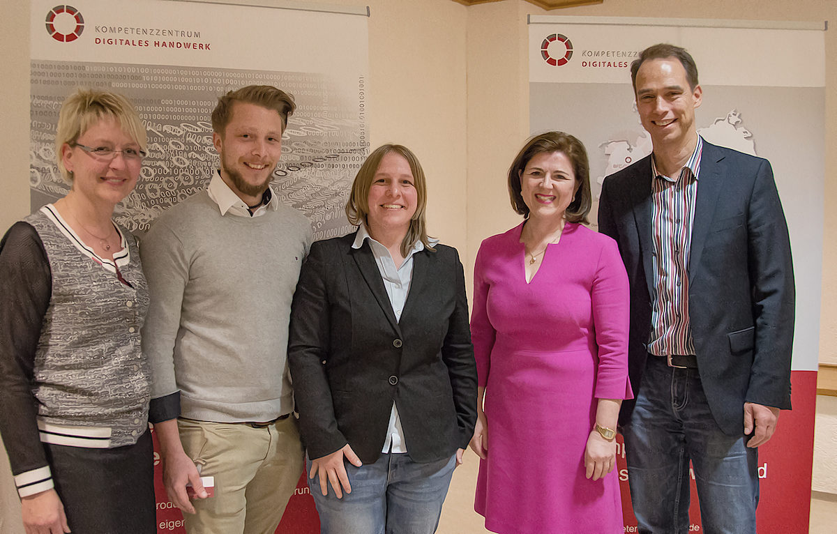 Stellten gemeinsam eine erfolgreiche Fachveranstaltung auf die Beine: Cornelia Bachstein (Projektmitarbeiterin Kompetenzzentrum Digitales Handwerk Süd), Florian Köhn von der Metzgerei Max aus Hof, Johanna Erlbacher (Kompetenzzentrum Digitales Handwerk Süd), Prof. Dr. Beatrix Weber und Prof. Dr. Andreas Henrich (von links). KDH, "Kompetenzzentrum Digitales Handwerk", Online-Marketing, Online-Recht, Weber, Henrich, Erlbacher, Bachstein