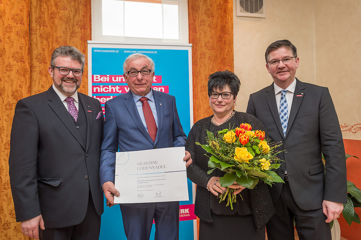 Der Präsident der Handwerkskammer für Oberfranken, Thomas Zimmer, Gerhard und Marianne Scharf und Kreishandwerksmeister Christian Herpich Der Präsident der Handwerkskammer für Oberfranken, Thomas Zimmer, Gerhard und Marianne Scharf und Kreishandwerksmeister Christian Herpich