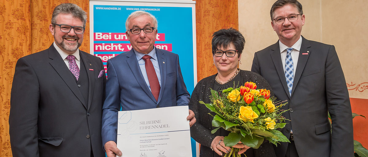 Der Präsident der Handwerkskammer für Oberfranken, Thomas Zimmer, Gerhard und Marianne Scharf und Kreishandwerksmeister Christian Herpich Der Präsident der Handwerkskammer für Oberfranken, Thomas Zimmer, Gerhard und Marianne Scharf und Kreishandwerksmeister Christian Herpich