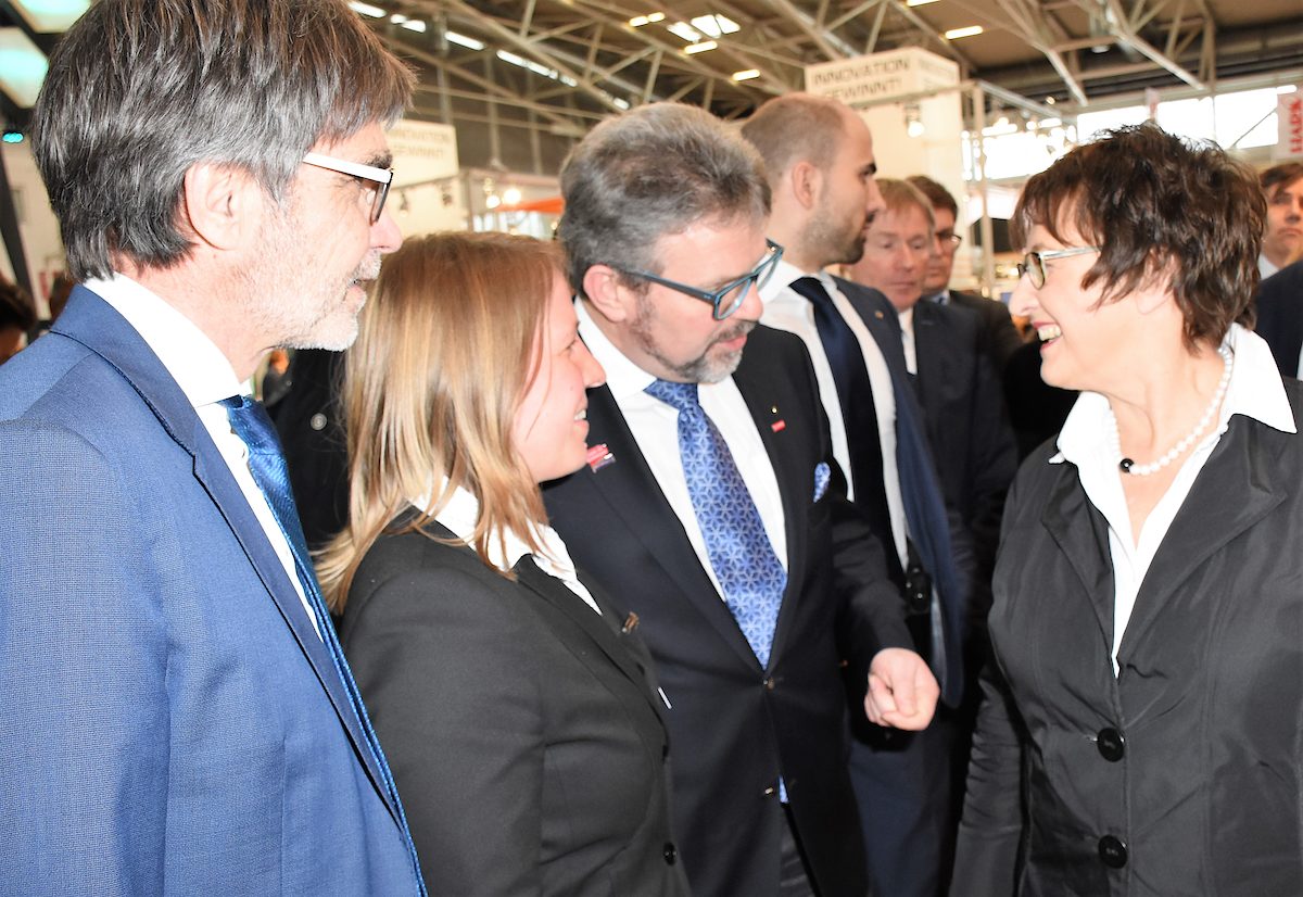Bundeswirtschaftsministerin Brigitte Zypries mit HGF Thomas Koller, Johanna Erlbacher und Präsident Thomas Zimmer Bundeswirtschaftsministerin Brigitte Zypries mit HGF Thomas Koller, Johanna Erlbacher und Präsident Thomas Zimmer
