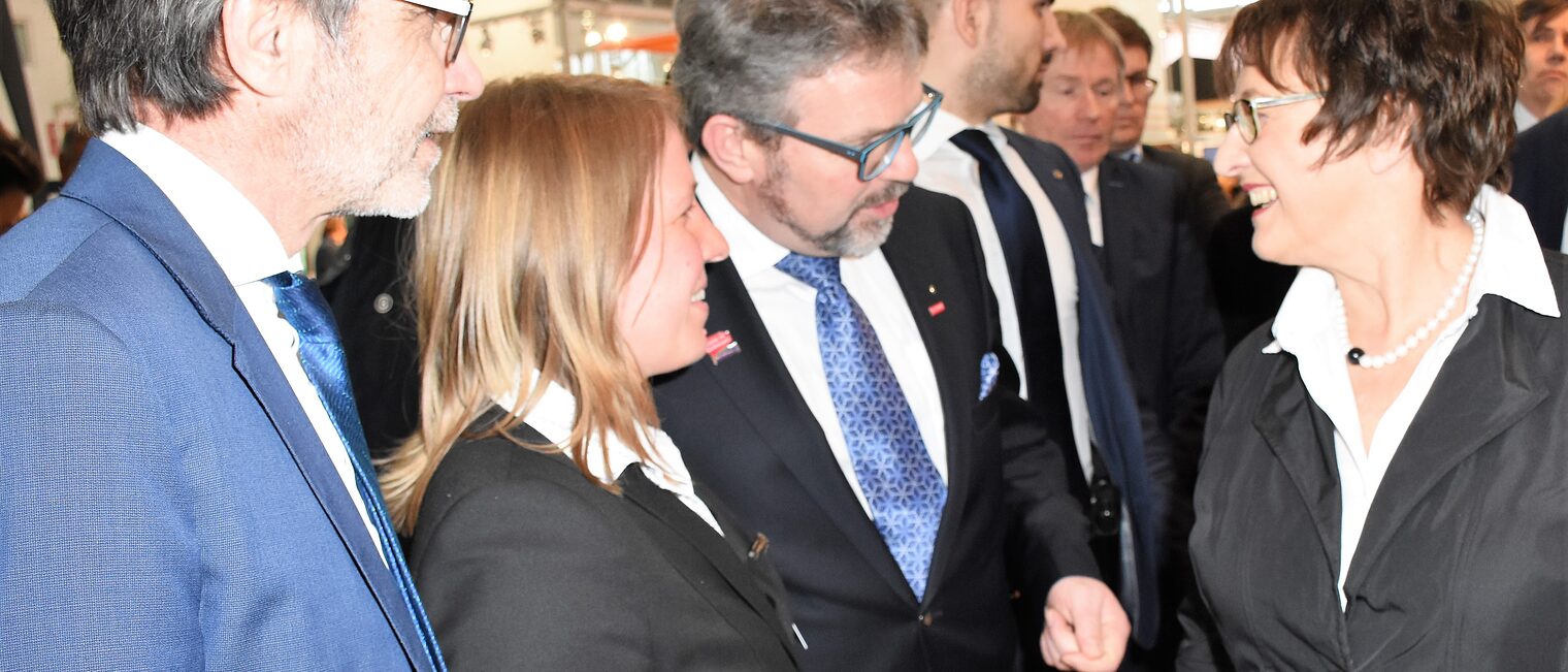 Bundeswirtschaftsministerin Brigitte Zypries mit HGF Thomas Koller, Johanna Erlbacher und Präsident Thomas Zimmer Bundeswirtschaftsministerin Brigitte Zypries mit HGF Thomas Koller, Johanna Erlbacher und Präsident Thomas Zimmer