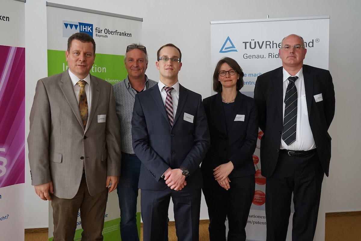 Kompetenz rund um Marken und Markenrechte: Harald Rietsch vom Patentzentrum Hof, Bäckermeister und Betriebsinhaber Thomas Loskarn, Christian Gries von der Patenterie, Katharina Schäfer vom Deutschen Patent- und Markenamt und Jürgen Gries (ebenfalls Patenterie). Kompetenz rund um Marken und Markenrechte: Harald Rietsch vom Patentzentrum Hof, Bäckermeister und Betriebsinhaber Thomas Loskarn, Christian Gries von der Patenterie, Katharina Schäfer vom Deutschen Patent- und Markenamt und Jürgen Gries (ebenfalls Patenterie).