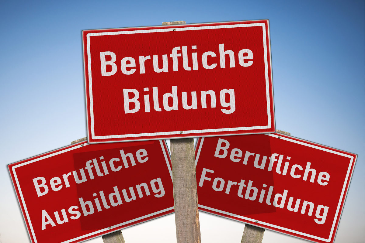 ausbildung, fortbildung, weiterbildung, bildung, beruf, lehre, lernen, berufliche, beruflich, schule, abendschule, berufsschule, ausbilden, arbeit, zukunft, schild, schilder, holzschild, gruppe, himmel