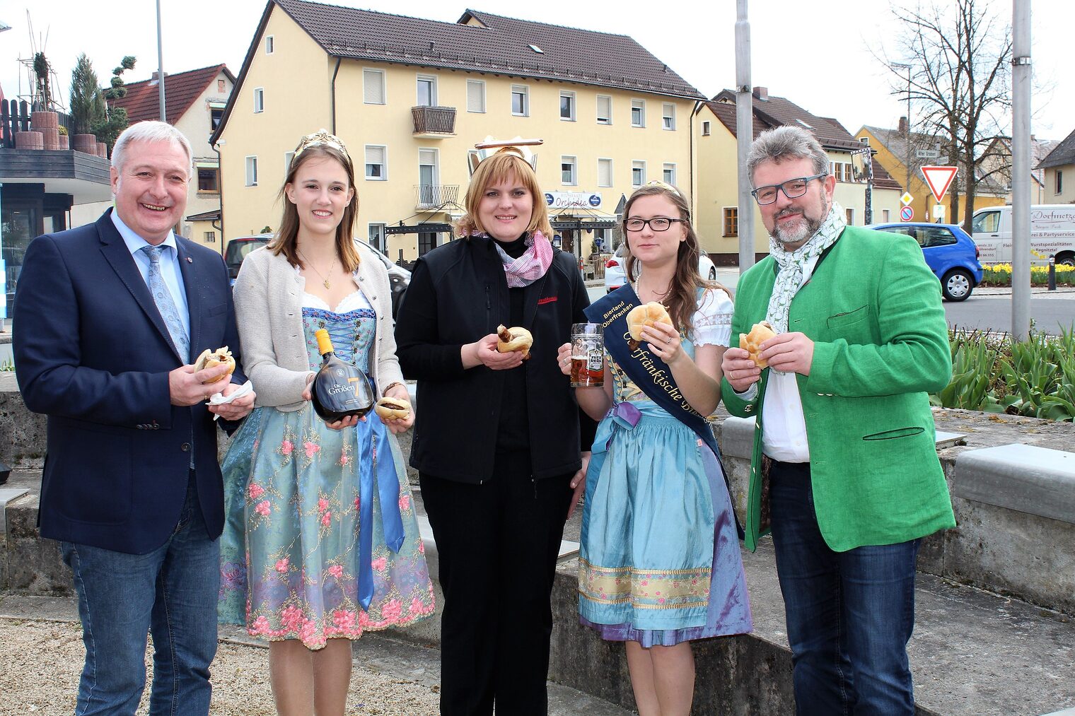 Uwe Raab, Erster Bürgermeister Stadt Pegnitz, Selina Werner, fränkische Weinkönigin, Simone Schönleben, amtierende Bratwurstkönigin 2016, Christina Pollnick, oberfränkische Bierkönigin und der Präsident der Handwerkskammer für Oberfranken, Thomas Zimmer