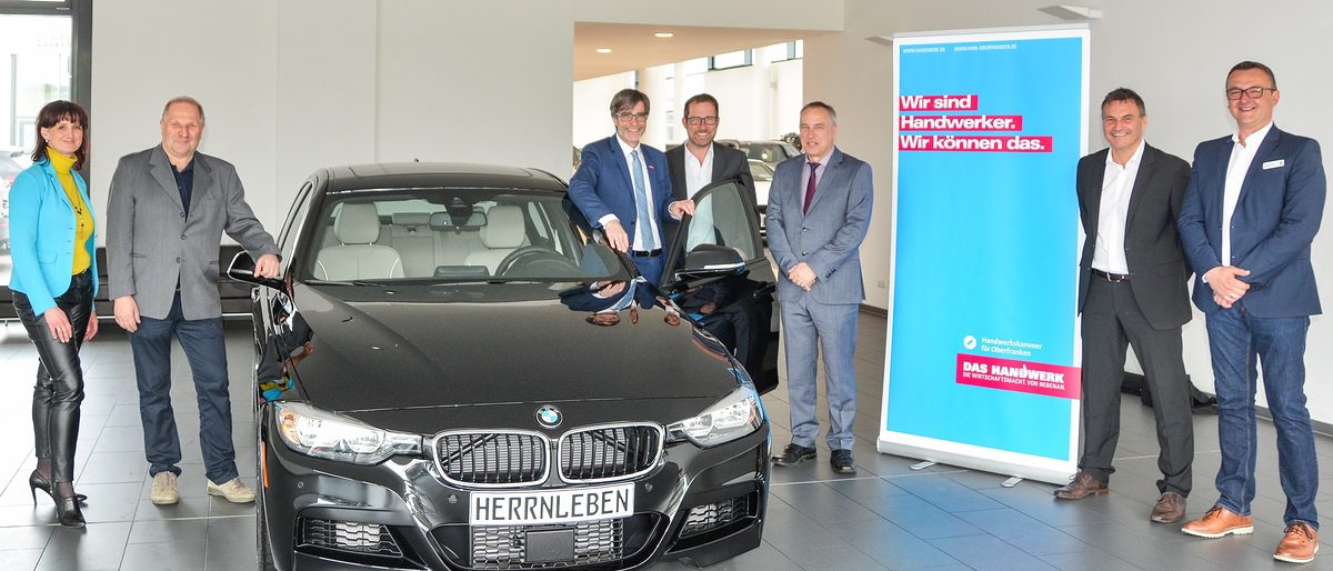 : v. l.: Alexandra Reuther, Leiterin BTZ Bayreuth, Werner Reuschel, Fachbereichsleiter Kfz bei der HWK, Thomas Koller, Hauptgeschäftsführer der HWK, Ralph Herrnleben von der Geschäftsleitung Autohaus Herrnleben, Anton Herner, Gebietsleiter After Sales der BMW AG, Prokurist Wolfgang Wächter und Verkaufsberater Slavisa Cukaric : v. l.: Alexandra Reuther, Leiterin BTZ Bayreuth, Werner Reuschel, Fachbereichsleiter Kfz bei der HWK, Thomas Koller, Hauptgeschäftsführer der HWK, Ralph Herrnleben von der Geschäftsleitung Autohaus Herrnleben, Anton Herner, Gebietsleiter After Sales der BMW AG, Prokurist Wolfgang Wächter und Verkaufsberater Slavisa Cukaric