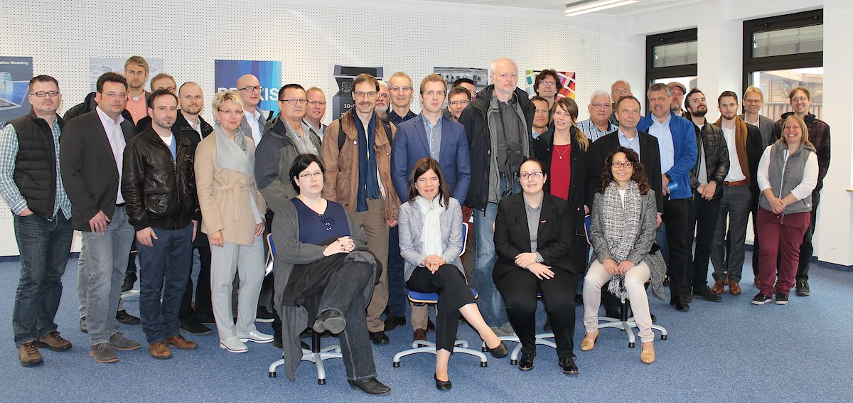 Die Teilnehmer des ersten Qualifizierungsseminars des Kompetenzzentrums Digitales Handwerk in Bayreuth an der HWK für Oberfranken. Die Teilnehmer des ersten Qualifizierungsseminars des Kompetenzzentrums Digitales Handwerk in Bayreuth an der HWK für Oberfranken.
