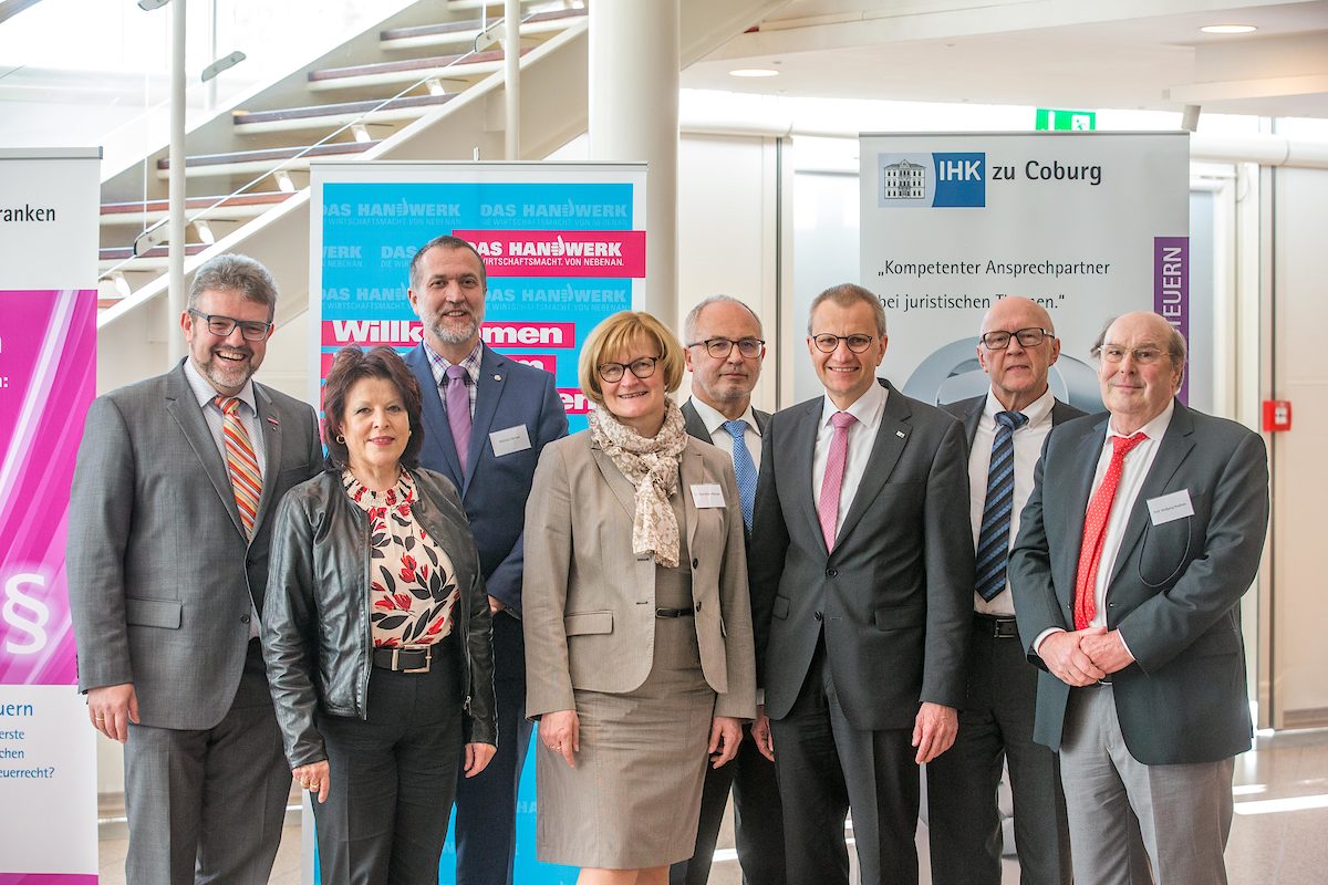 Thomas Zimmer (Präsident der HWK für Oberfranken), Gabriele Hohenner (Stv. Hauptgeschäftsführerin der IHK für Oberfranken Bayreuth), Mathias Gärtner (Sachverständigenbüro Prof. Pausch & Partner), Dr. Petra Müller-Manger (Richterin am Oberlandesgericht Bamberg), Anton Lohneis (Präsident des Landgerichts Coburg), Siegmar Schnabel (Hauptgeschäftsführer der IHK zu Coburg), Dr. Friedrich Krauß (Präsident des Landgerichts Bamberg) und Prof. Wolfgang Roeßner (Rechtsanwalt und Honorarprofessor an der HS München). Thomas Zimmer (Präsident der HWK für Oberfranken), Gabriele Hohenner (Stv. Hauptgeschäftsführerin der IHK für Oberfranken Bayreuth), Mathias Gärtner (Sachverständigenbüro Prof. Pausch & Partner), Dr. Petra Müller-Manger (Richterin am Oberlandesgericht Bamberg), Anton Lohneis (Präsident des Landgerichts Coburg), Siegmar Schnabel (Hauptgeschäftsführer der IHK zu Coburg), Dr. Friedrich Krauß (Präsident des Landgerichts Bamberg) und Prof. Wolfgang Roeßner (Rechtsanwalt und Honorarprofessor an der HS München).