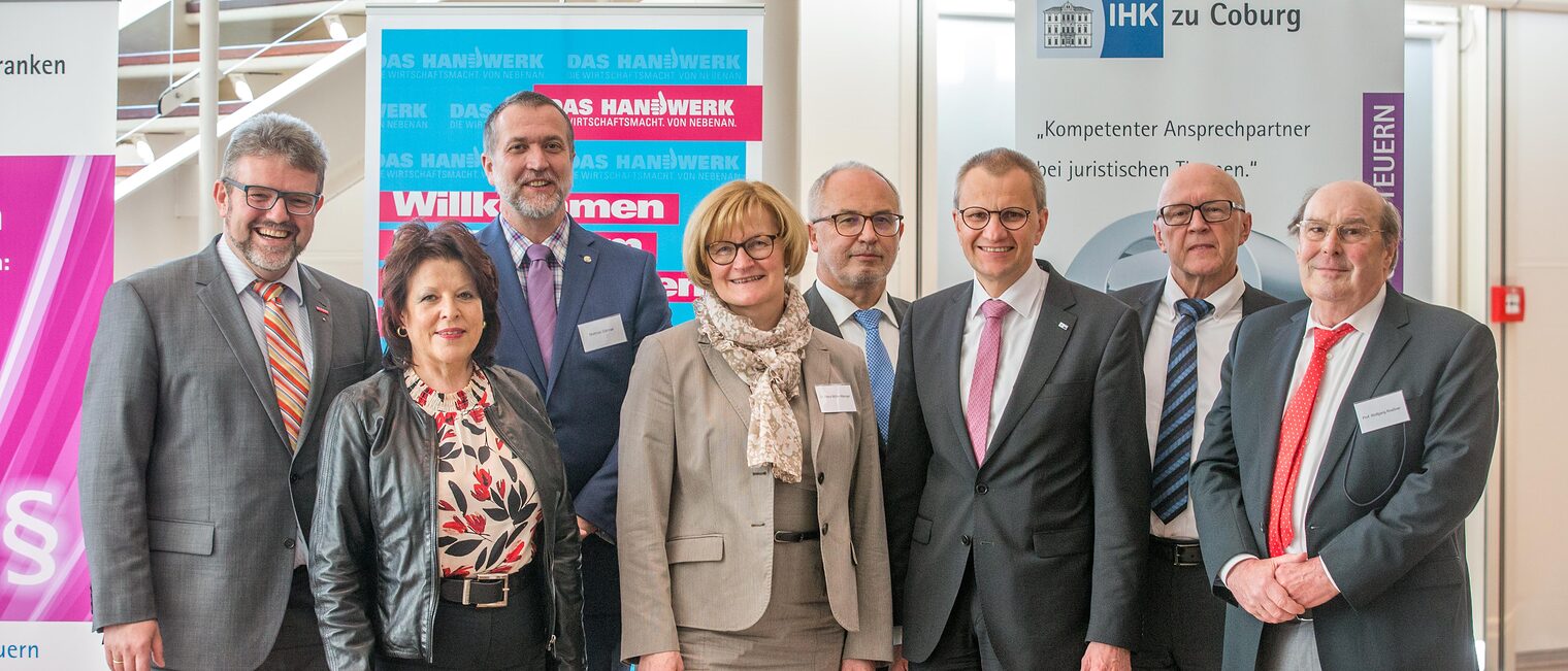 Thomas Zimmer (Präsident der HWK für Oberfranken), Gabriele Hohenner (Stv. Hauptgeschäftsführerin der IHK für Oberfranken Bayreuth), Mathias Gärtner (Sachverständigenbüro Prof. Pausch & Partner), Dr. Petra Müller-Manger (Richterin am Oberlandesgericht Bamberg), Anton Lohneis (Präsident des Landgerichts Coburg), Siegmar Schnabel (Hauptgeschäftsführer der IHK zu Coburg), Dr. Friedrich Krauß (Präsident des Landgerichts Bamberg) und Prof. Wolfgang Roeßner (Rechtsanwalt und Honorarprofessor an der HS München).