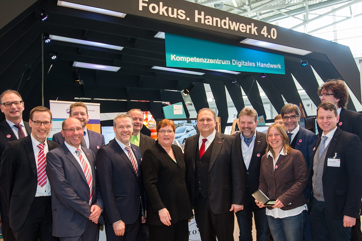 Große Freude: Auf der Internationalen Handwerksmesse 2016 in München gab die Parlamentarische Staatssekretärin im Bundeswirtschaftsministerium, Iris Gleicke (Mitte), bekannt, dass das Schaufenster Süd des Kompetenzzentrums Digitales Handwerk an der HWK für Oberfranken angesiedelt wird.