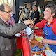 Bundesminister Schmidt am Stand des Bratwurstkönigs