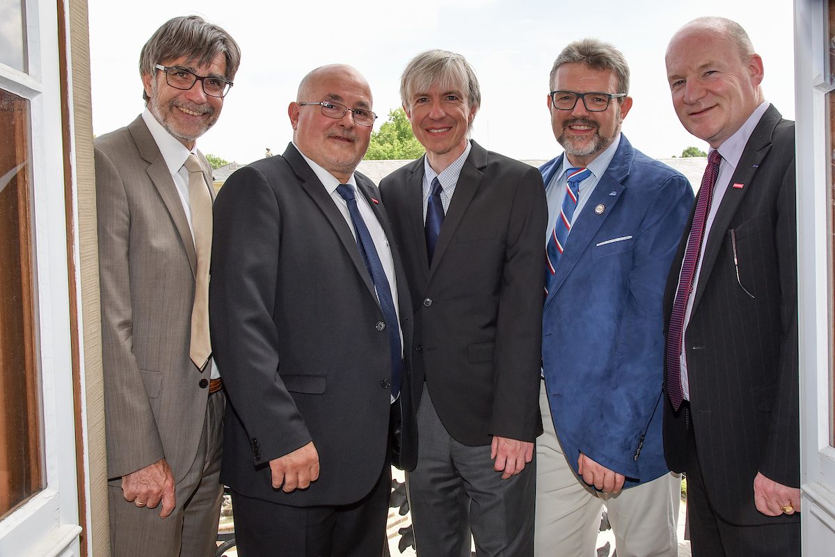 Gute Stimmung beim Empfang der französischen Delegation bei der Regierung von Oberfranken: HKW-Hauptgeschäftsführer Thomas Koller, CMA-Präsident Pierre Vera, Regierungsvizepräsident Thomas Engel, HWK-Präsident Thomas Zimmer und CMA-Hauptgeschäftsführer Philippe Caussegal (von links). Gute Stimmung beim Empfang der französischen Delegation bei der Regierung von Oberfranken: HKW-Hauptgeschäftsführer Thomas Koller, CMA-Präsident Pierre Vera, Regierungsvizepräsident Thomas Engel, HWK-Präsident Thomas Zimmer und CMA-Hauptgeschäftsführer Philippe Caussegal (von links).