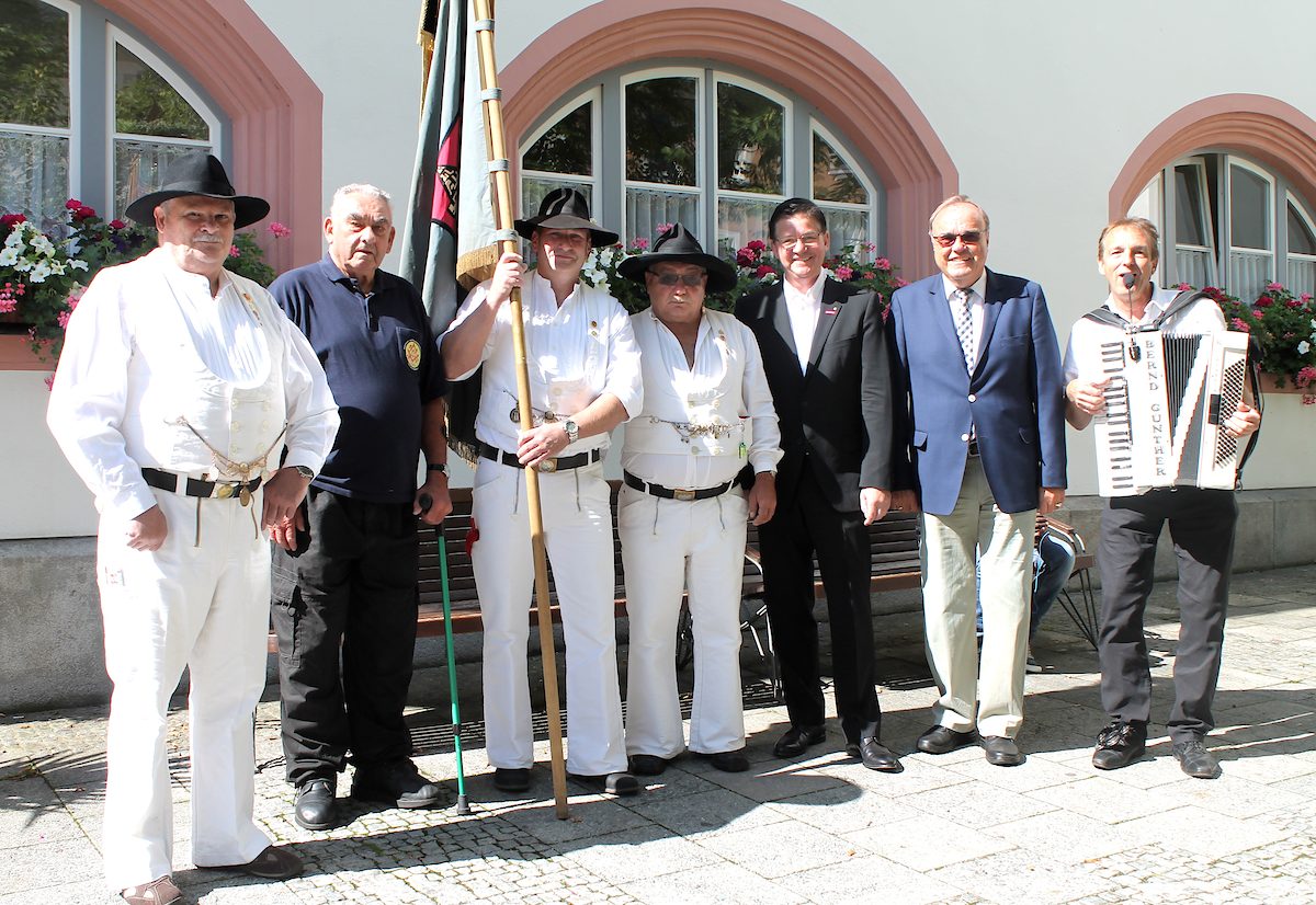 Bürgermeister Eberhard Siller (2.v.r.) und Kreishandwerksmeister Christian Herpich (3. v.r.) begrüßten die Handwerker und Musikant Bernd Günther (ganz rechts) Bürgermeister Eberhard Siller (2.v.r.) und Kreishandwerksmeister Christian Herpich (3. v.r.) begrüßten die Handwerker und Musikant Bernd Günther (ganz rechts)