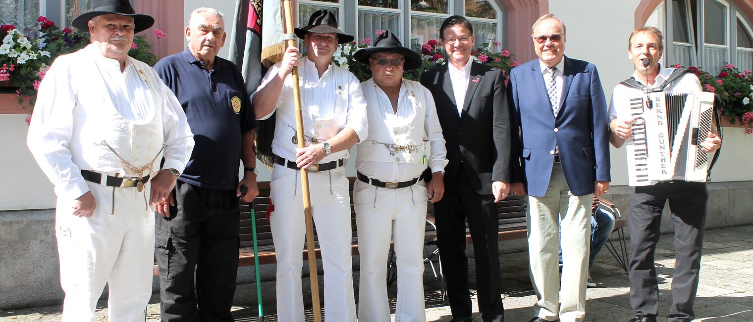 Bürgermeister Eberhard Siller (2.v.r.) und Kreishandwerksmeister Christian Herpich (3. v.r.) begrüßten die Handwerker und Musikant Bernd Günther (ganz rechts)